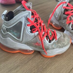 Lebron 19 Fast Food size 4.5 youth